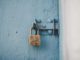 Photo d'une porte fermée avec un cadenas pour illustrer cet article sur la notion de verrous dans le jin shin jyutsu