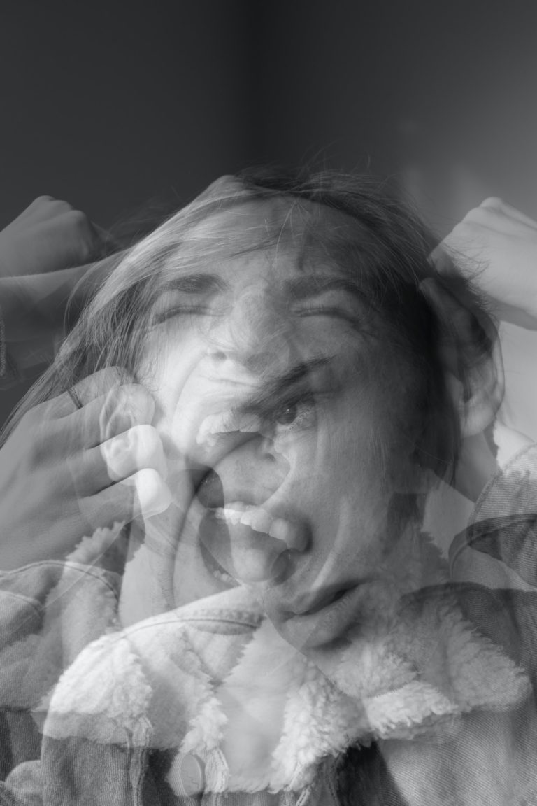 Photos en noir et blanc superposées d'un homme pour illustrer cet article sur la douleur qui exprimerait des émotions refoulées