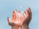 Photo de deux main tendant vers le ciel une guirlande lumineuse pour illustrer cet article sur la pratique du jin shin jyutsu pour libérer ses émotions