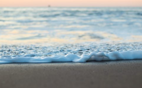 Photo de l'eau de mer qui arrive sur le sable pour illustrer cet article sur l'utilisation du jin shin jyutsu pour freiner le stress