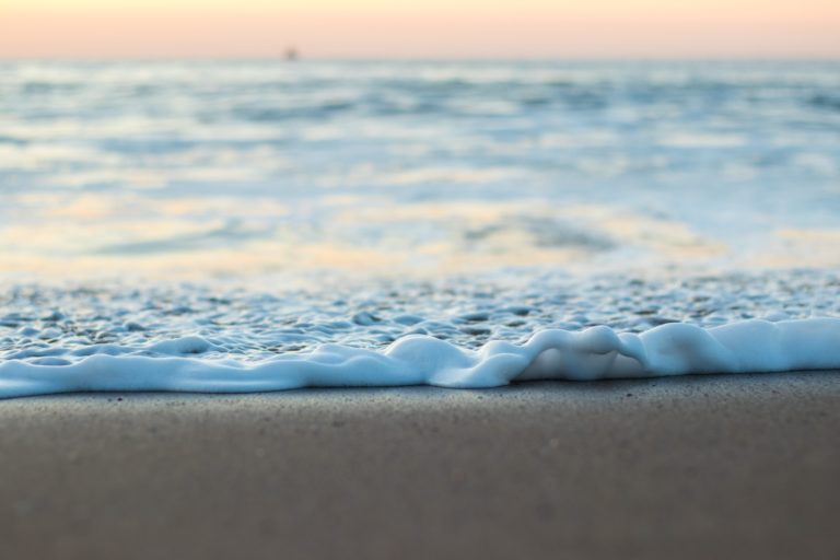 Photo de l'eau de mer qui arrive sur le sable pour illustrer cet article sur l'utilisation du jin shin jyutsu pour freiner le stress