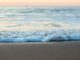 Photo de l'eau de mer qui arrive sur le sable pour illustrer cet article sur l'utilisation du jin shin jyutsu pour freiner le stress