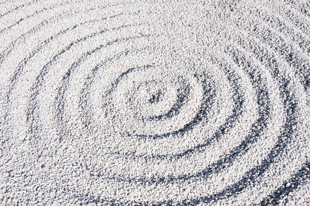 Photo de cercles concentriques dans du gravier pour illustrer cet article sur la lutte contre l'anxiété, le recentrage